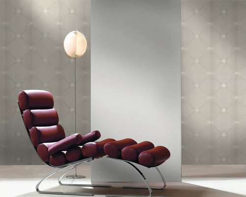 Idée d''aménagement avec fauteuil lounge, lampadaire et papier peint à motifs