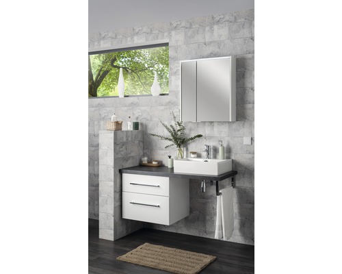 Salle de bains moderne avec lavabo, meuble sous-lavabo, armoire de toilette et fenêtre