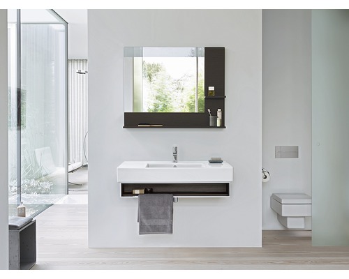 Salle de bains moderne avec lavabo, miroir et toilettes