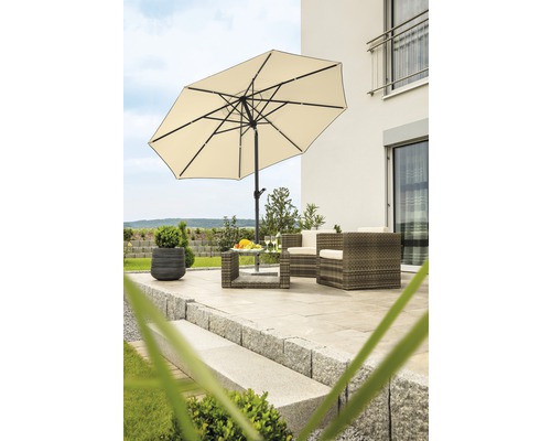 Terrasse avec parasol, fauteuils en rotin et table