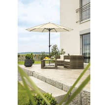 Terrasse avec parasol, salon de jardin en rotin et escalier en pierre