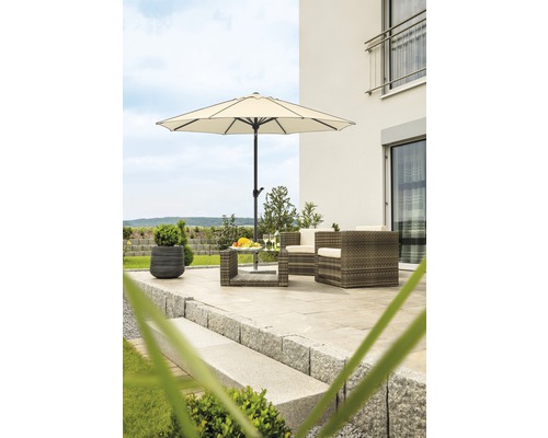 Terrasse avec parasol, salon de jardin en rotin et escalier en pierre