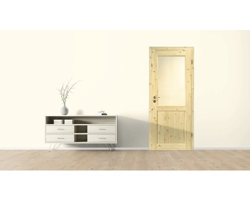 Intérieur lumineux avec commode et porte en bois avec insert en verre