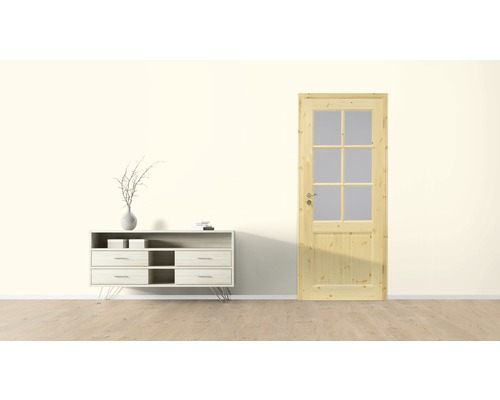 Vue d''une pièce avec commode et porte en bois avec insert en verre