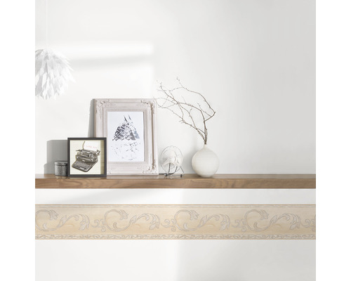 Bordure murale à motif floral sur un mur blanc.