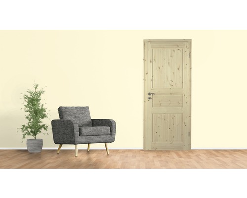 Porte intérieure en bois avec poignée de porte dans une pièce lumineuse avec fauteuil et plante