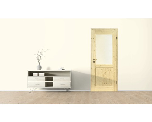 Porte intérieure en bois avec insert en verre à côté d''une commode dans une pièce lumineuse.