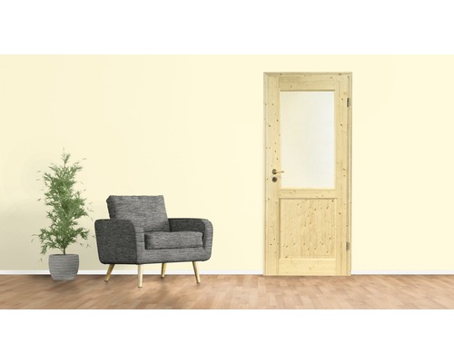 Salon avec porte en bois, fauteuil et plante en pot.