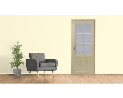 Scène avec porte en bois, fauteuil et plante en pot