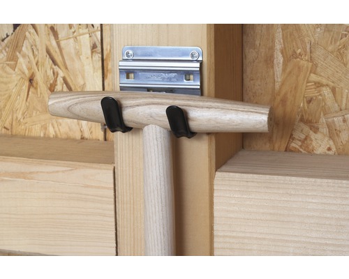 Gartengerätehalter mit Holzstiel und Aufhängeschiene an einer Holzwand