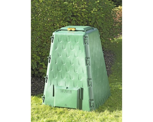 Composteur dans le jardin pour le compostage des déchets de jardin