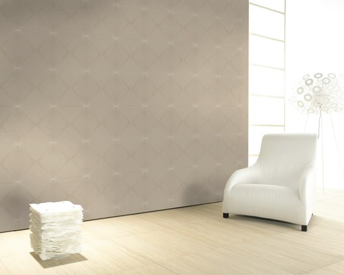 Pièce lumineuse avec mur à motifs, fauteuil et lampe