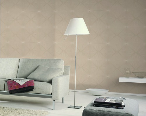 Salon avec canapé, lampadaire et papier peint à motifs