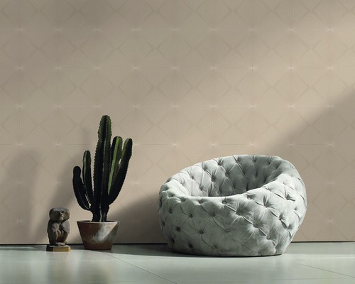 Salon avec papier peint à motifs, fauteuil, cactus et figurine décorative
