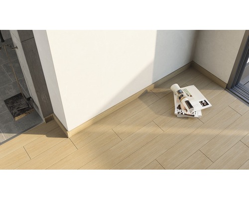 Plancher en bois avec plinthe et pile de magazines