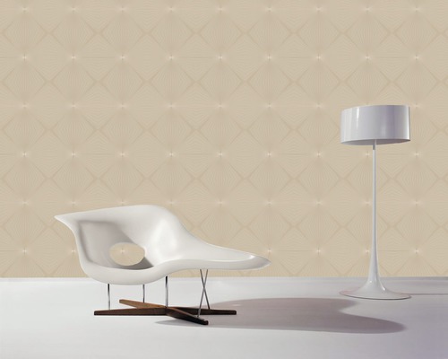 Vue d''une pièce avec papier peint à motifs, fauteuil et lampadaire