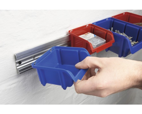 Paroi d''atelier avec système d''étagères et bacs en plastique