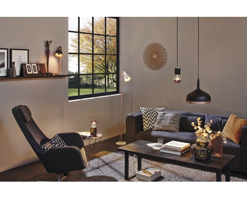 Wohnzimmer mit Sofa, Sessel, Tisch und Beleuchtung