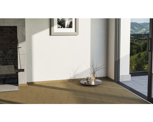 Heller Raum mit Holzboden, Kamin und Terrassentür