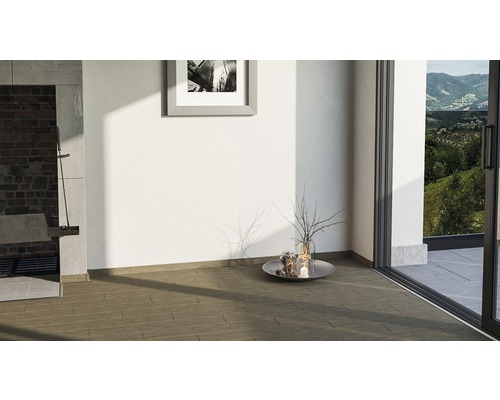 Heller Raum mit Fliesenboden, Bild an der Wand und Blick ins Grüne