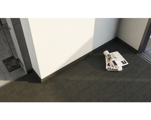 Vue détaillée d''une pièce avec des carreaux de sol foncés et un magazine