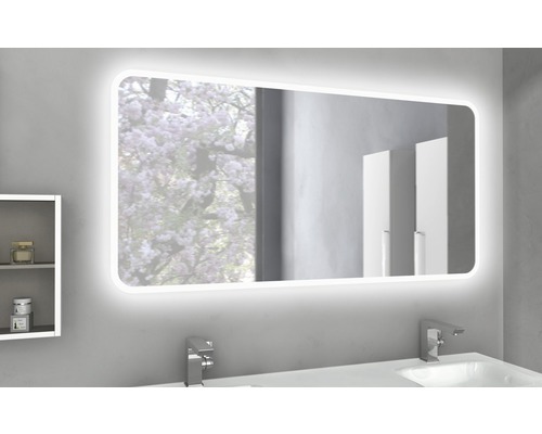 Miroir de salle de bain éclairé au-dessus d''un lavabo avec robinets et petite étagère.