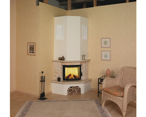 Cheminée d''angle avec foyer à bois et serviteur de cheminée dans un salon