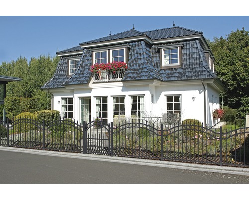 Haus mit Zaun und Dachziegeln