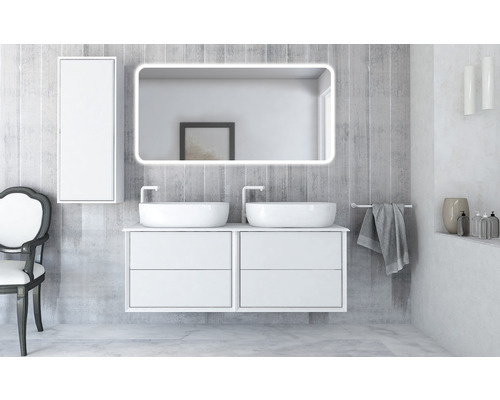 Helles Badezimmer mit Doppelwaschtisch, Spiegel mit Beleuchtung und Hochschrank