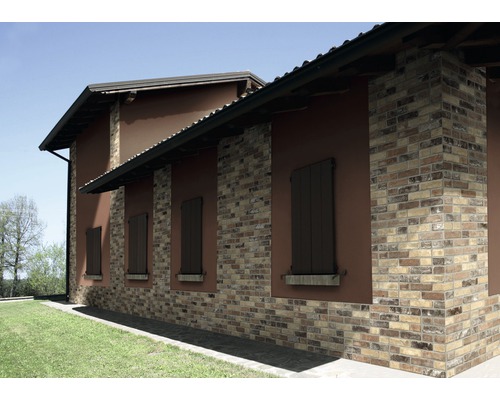 Aussenansicht eines Hauses mit Fassade aus Klinkersteinen und Fensterläden