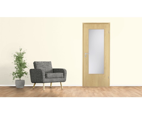 Porte intérieure claire avec insert en verre à côté d''un fauteuil et d''une plante d''intérieur