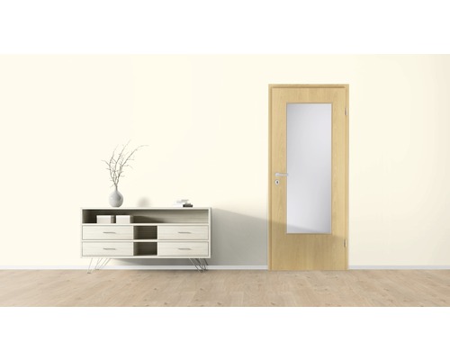 Intérieur avec porte en bois et insert en verre, ainsi qu''une commode avec décoration