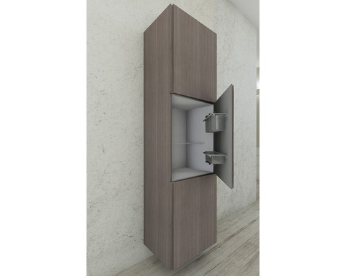 Hochschrank mit offener Tür und Innenausstattung