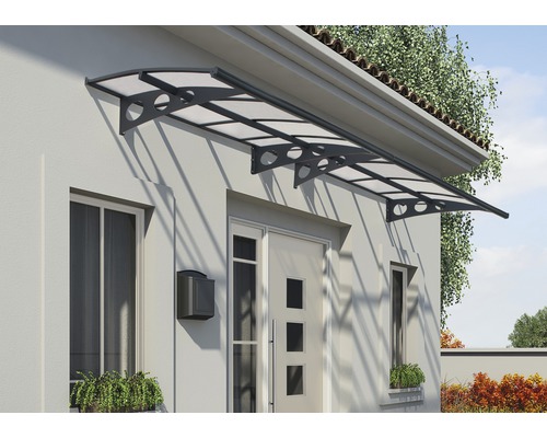 Auvent en polycarbonate au-dessus d''une porte d''entrée.