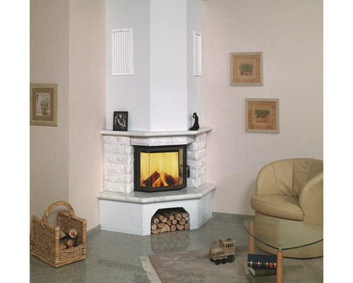 Cheminée d''angle avec foyer, panier à bois et décoration dans le salon