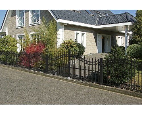 Clôture métallique devant une maison