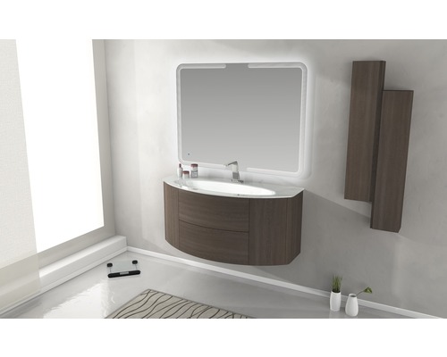 Salle de bains avec meuble-lavabo, miroir, armoires suspendues et pèse-personne