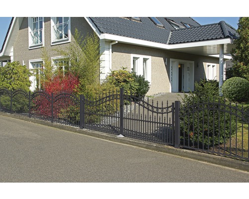 Metallzaun vor einem Wohnhaus