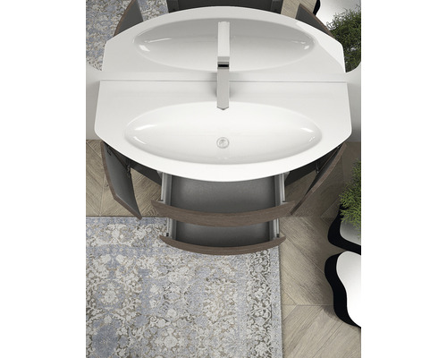 Vue de dessus d''une salle de bains avec meuble sous-lavabo, tiroir ouvert, portes et robinetterie