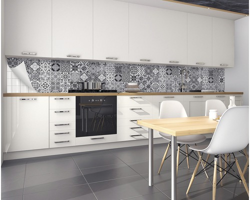 Cuisine avec film de carreaux de mosaïque comme crédence et table à manger