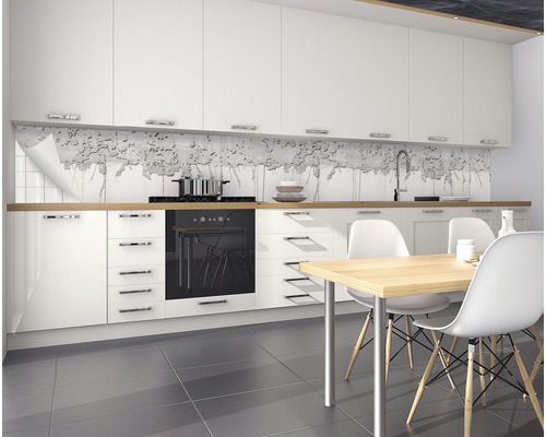 Cuisine moderne avec armoires blanches, table à manger et crédence