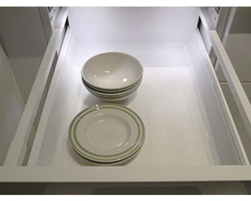Assiettes et bols dans un tiroir