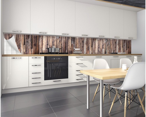 Crédence de cuisine aspect bois dans une cuisine moderne