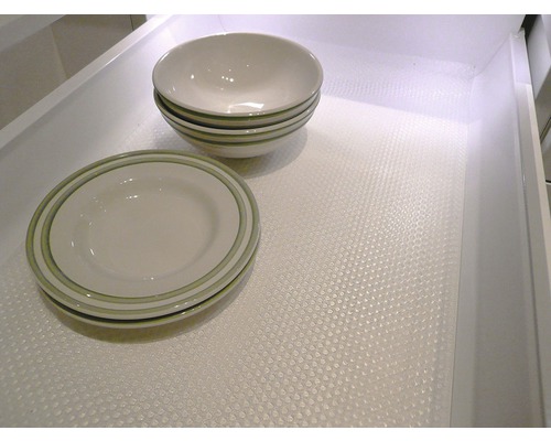 Assiettes et bols sur un tapis de tiroir