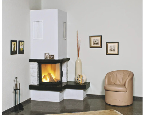 Salon avec cheminée, fauteuil et décoration