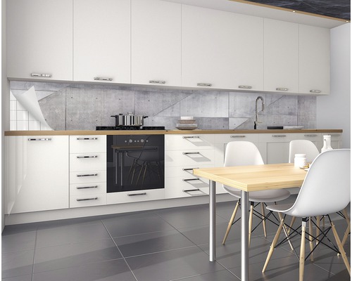 Cuisine moderne avec armoires blanches, plan de travail en bois et crédence aspect béton