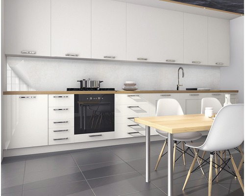 Cuisine moderne avec armoires blanches, plaque de cuisson et table à manger avec chaises.