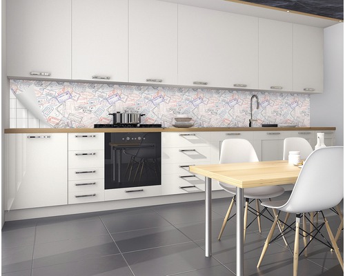 Crédence de cuisine avec motif de tampon de passeport dans une cuisine moderne