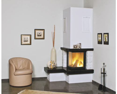 Salon avec poêle à bois, fauteuil et décoration