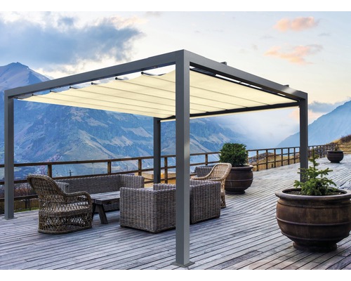 Terrasse mit Pergola, Sitzgruppe und Pflanzkübel vor Berglandschaft